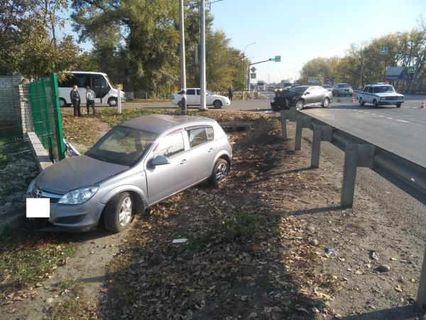 В Невинномысске в столкновении двух иномарок пострадали три человека